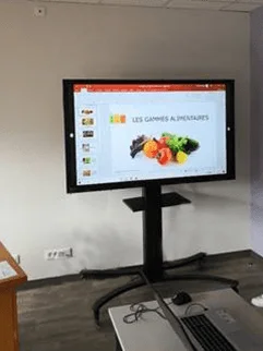 Un écran interactif tactile acheté à RLS par la MFR du Pic Saint-Loup