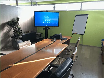 Un écran interactif tactile installé dans une salle de réunion