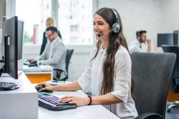 La réceptionniste de RLS répond à un client au téléphone